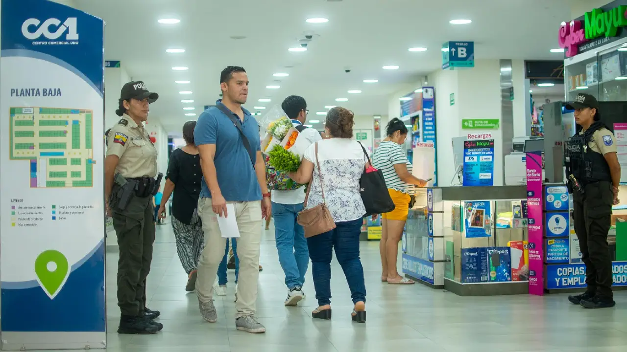 Gente en el terminal haciendo fila para comprar su voleto