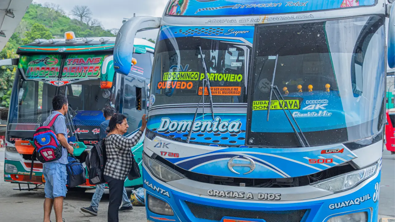 Un bus con una señora subiendose