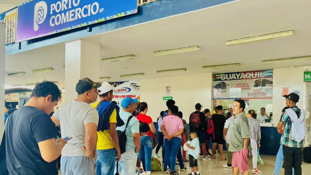 Gente en el terminal haciendo fila para comprar su voleto
